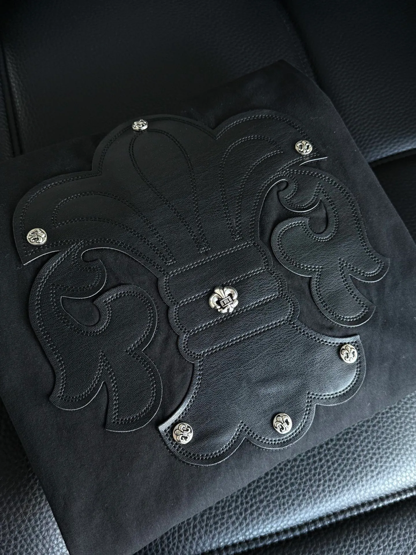 P500 Chrome Hearts leather cross leather embroidery shirt jacket! OS version can be worn by both men and women! The fabric is made of twill gauze cotton fabric! The texture is clear and smooth, not easy to wrinkle or fade! The embroidery process is complex and repetitive, and the requirements for the embroidery machine are very strict. The distance is always 45 centimeters! It won’t work if the spacing is too big, and it won’t work if it’s too small! The hardware is all carved and cast. This piece of clothing consumes a lot of material. More than 3 meters of material is used for one piece of clothing! After the garment is made, it needs to be fixed at high temperature, washed at a water temperature of more than 70 degrees, and softened by adding softener to make the upper body softer and smoother!   Color: black white Size: m-3xl Style number: 5878